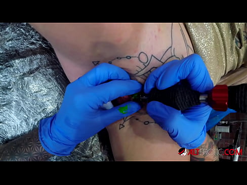 ❤️ Sully Savage, hottie estremamente tatuata, hà fattu un tatuatu nantu à u clitoris ❤️❌ Pornografia russa à co.xxxhdporn.ru ❌❤